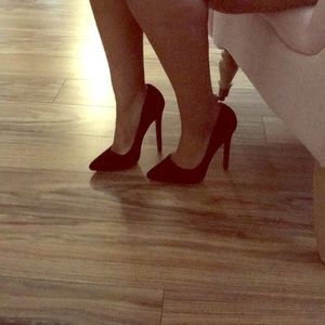 Never worn. Suede black pumps